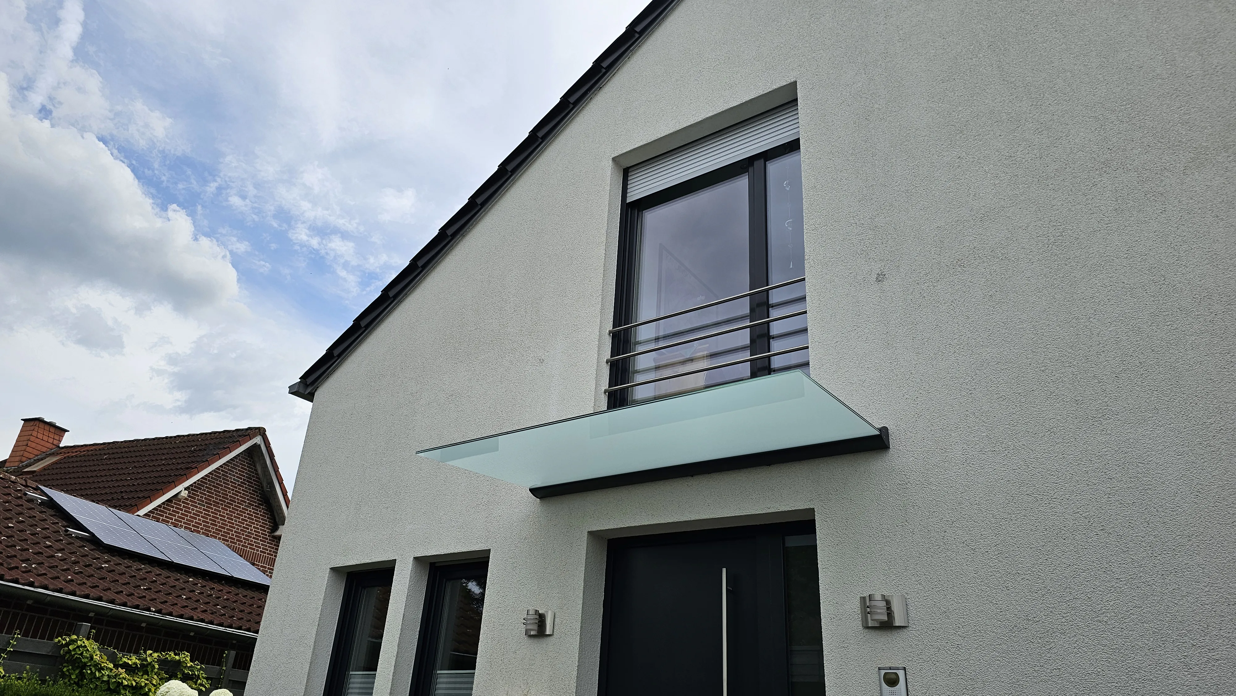 Freitragendes Vordach – Montage in Voerde durch Bauelemente Wigezzy