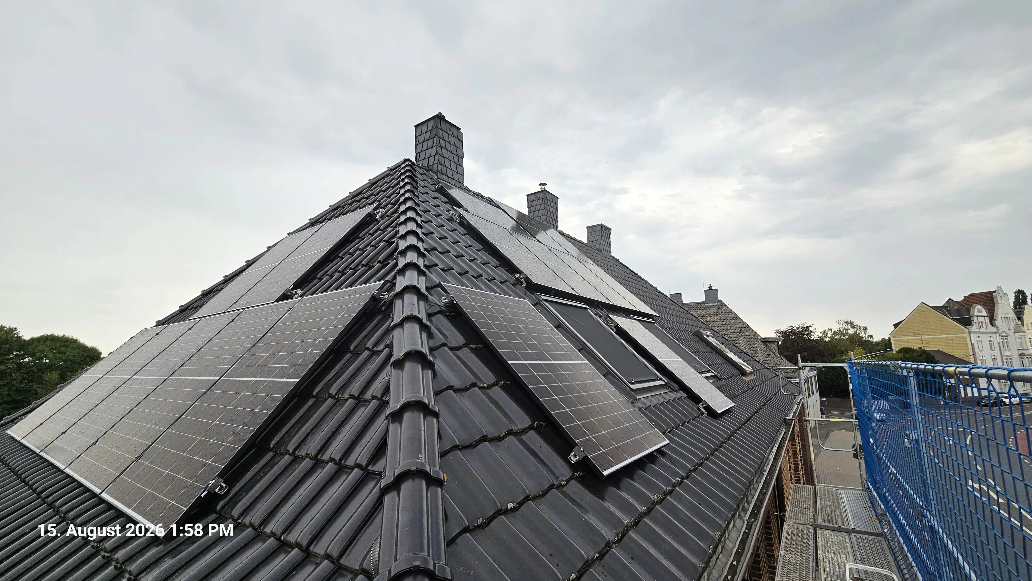 Solar Fabrik Mono S4 modules on a semi-detached house in Rheinberg