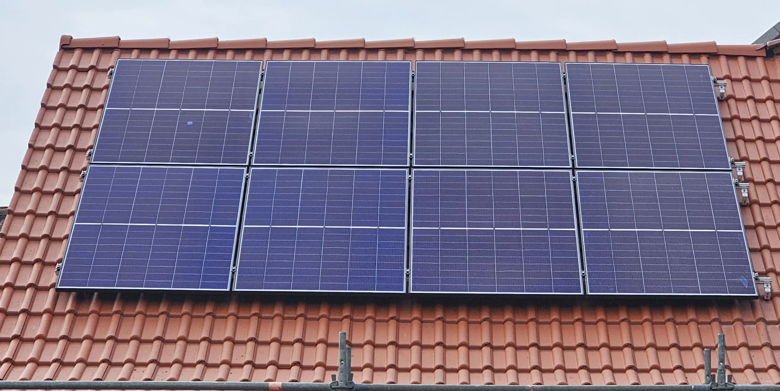 Moderne Photovoltaikanlage mit Solarmodulen von Bauelemente Wigezzy