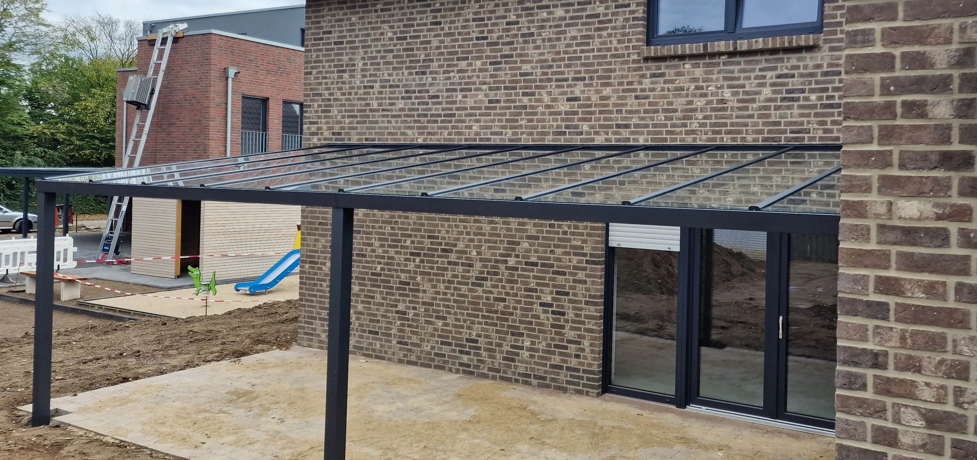 Maßgefertigter Aluminium-Carport am Niederrhein – Montage in Kamp-Lintfort durch Bauelemente Wigezzy