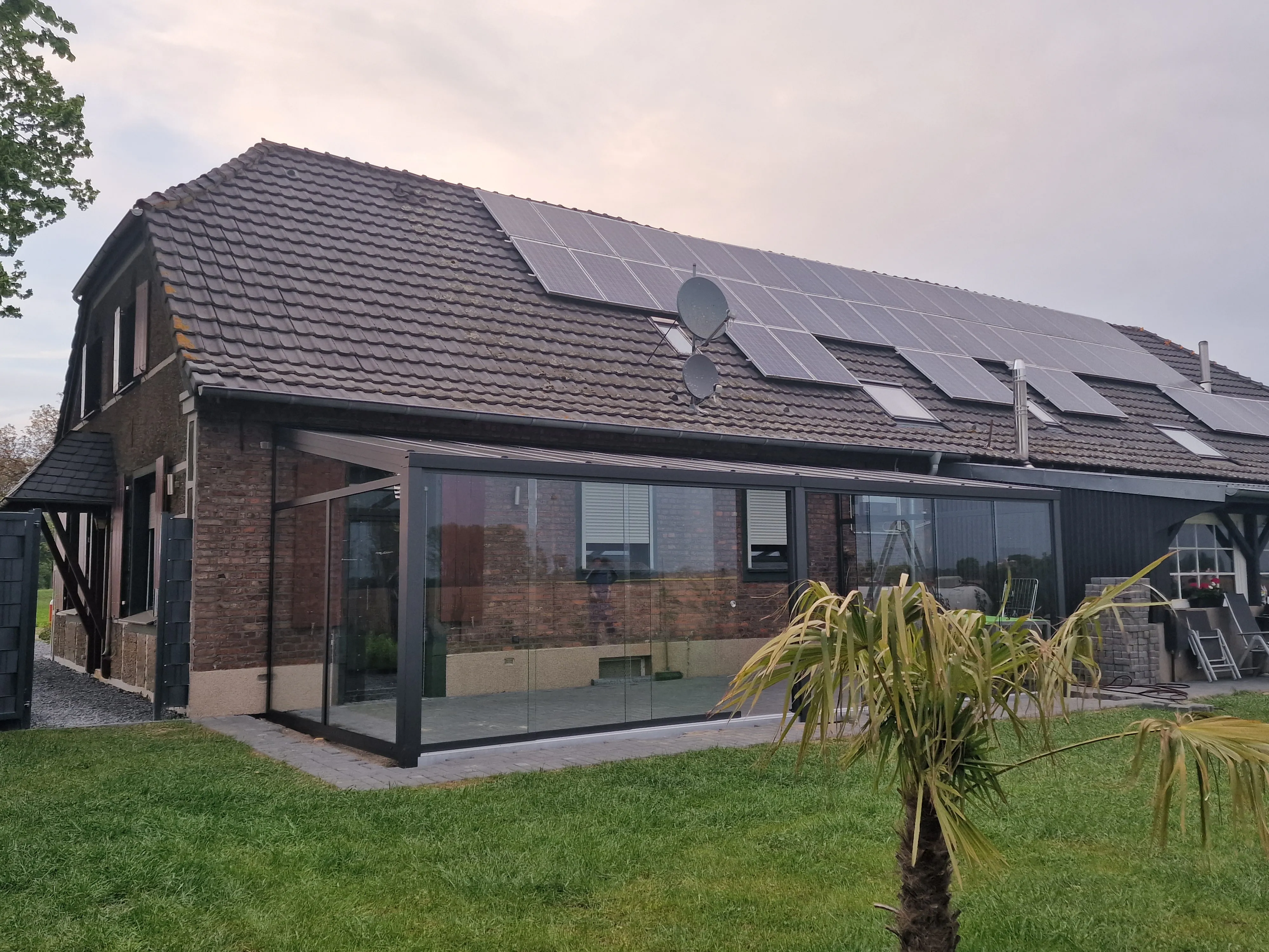 Moderner Wohnwintergarten am Niederrhein – Montage in Moers durch Bauelemente Wigezzy